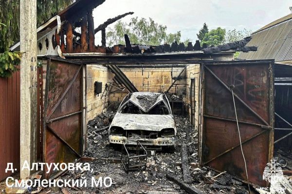 Пожар в Смоленском округе уничтожил гараж с автомобилем