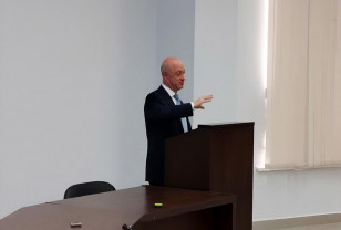 Зампред Госдумы обсудил со студентами вузов Смоленской области будущее экономики