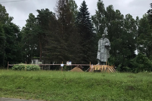 В Демидовском округе ремонтируют памятник «Алёша»