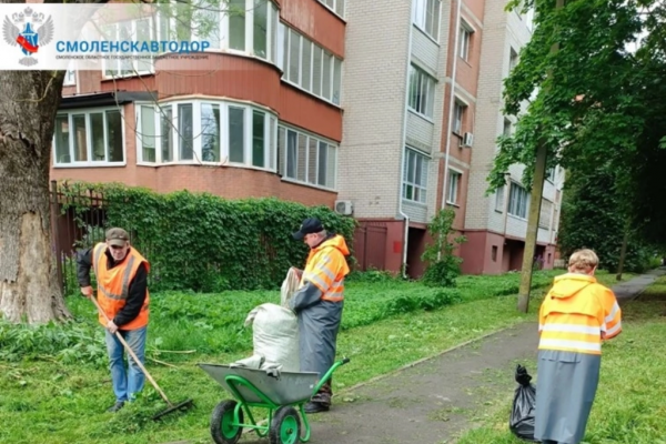 В Смоленске продолжаются работы по уборке улично-дорожной сети
