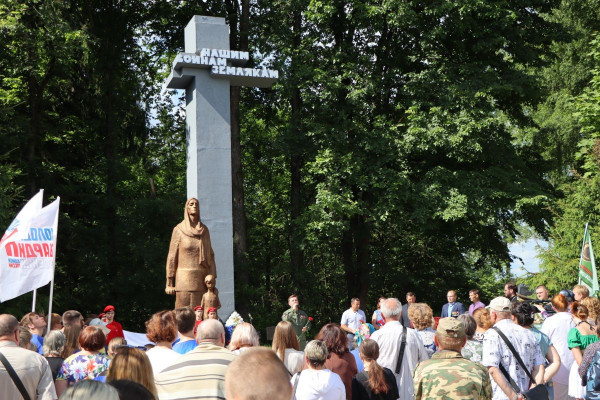 В Кардымовском округе открыли обновлённый мемориал воинам-землякам