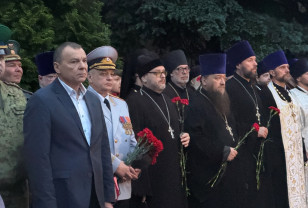 Начальник Управления МВД России по Смоленской области в День памяти и скорби возложил цветы к Вечному огню