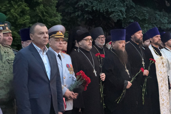 Начальник Управления МВД России по Смоленской области в День памяти и скорби возложил цветы к Вечному огню