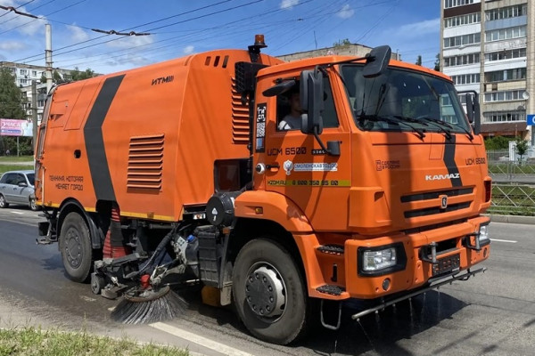 На улицы Смоленска вышла новая вакуумная подметально-уборочная машина