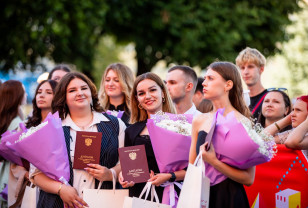 В Смоленске на главной сцене Дня молодёжи наградили лучших выпускников колледжей и техникумов