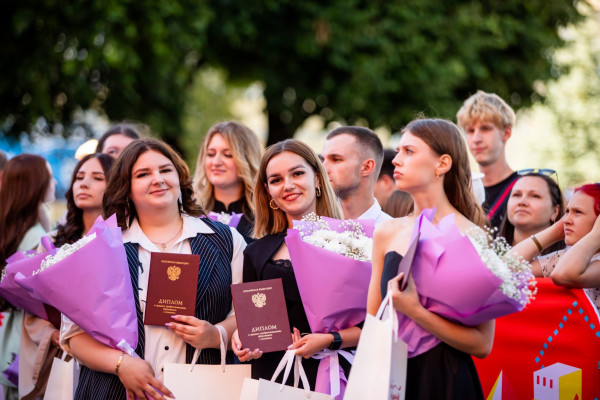 В Смоленске на главной сцене Дня молодёжи наградили лучших выпускников колледжей и техникумов