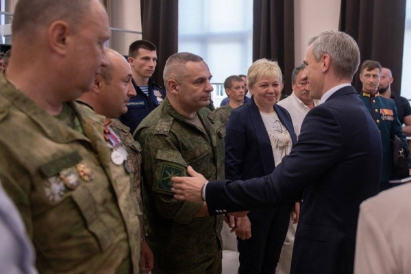 Василий Анохин поздравил смоленских ветеранов боевых действий