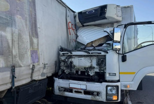 В Рославльском округе водитель КАМАЗа попал в ДТП, когда менял колесо