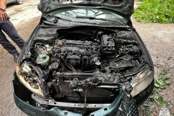 На улице Дзержинского в Смоленске загорелся легковой автомобиль