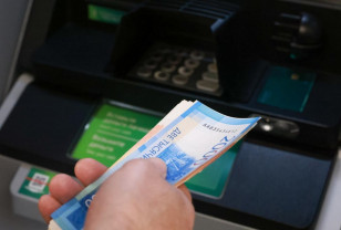 Около четверти опрошенных россиян хранят деньги под подушкой