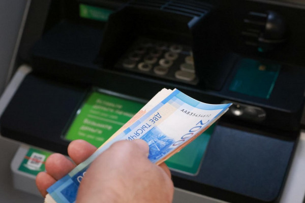 Около четверти опрошенных россиян хранят деньги под подушкой