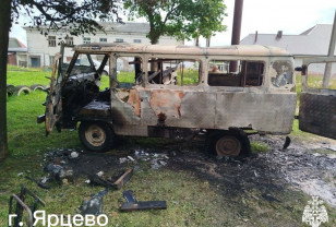 В Ярцеве в результате пожара сгорел фургон УАЗ