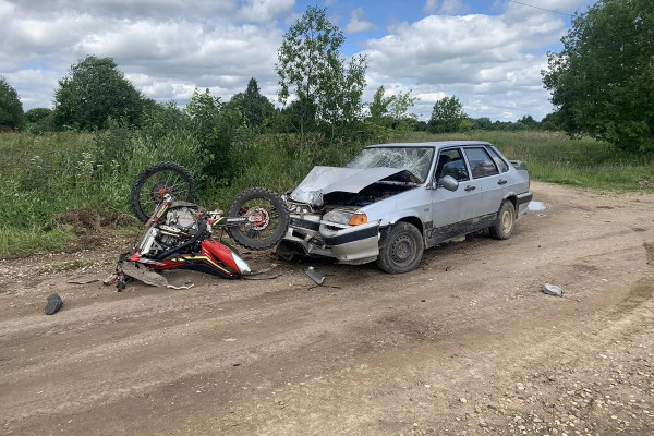 В Смоленской области 14-летний подросток на питбайке врезался в легковушку