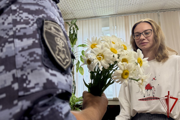 Смоленские росгвардейцы поддержали акцию «Подари ромашку на счастье»