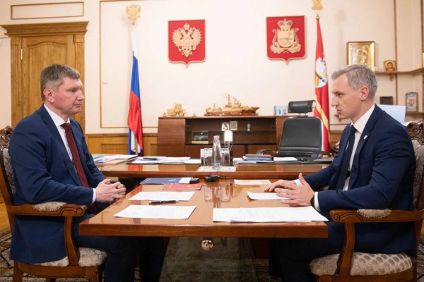 Василий Анохин поздравил Министра экономического развития РФ Максима Решетникова с Днём рождения