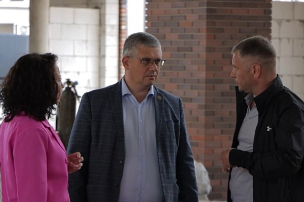 Александр Новиков проинспектировал ремонт здания крытого Заднепровского рынка в Смоленске