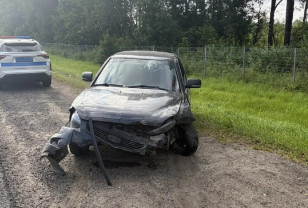 В Смоленском округе на трассе М-1 Lada влетела в дорожное ограждение