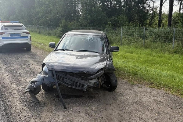 В Смоленском округе на трассе М-1 Lada влетела в дорожное ограждение