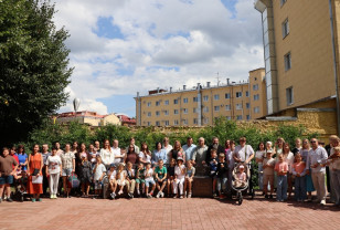 В Смоленске при поддержке проекта «Единой России» открыли скамейку для многодетных семей