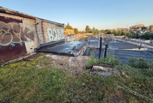 В Смоленске «Шевроле Нива» упала с крыши гаража: два человека погибли