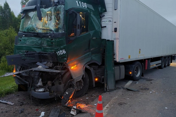 Три большегруза VOLVO столкнулись на трассе М-1 в Краснинском округе