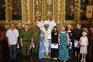 В Смоленске митрополит Исидор совершил Таинство Крещения военнослужащих, участников СВО и их детей