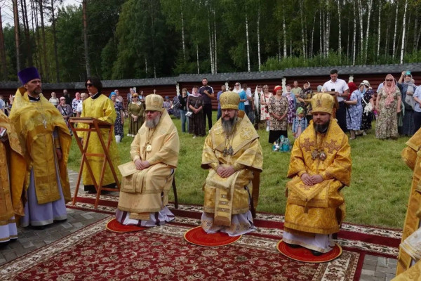 В Смоленской области в День Крещения Руси праздник на истоке Днепра объединил сотни паломников