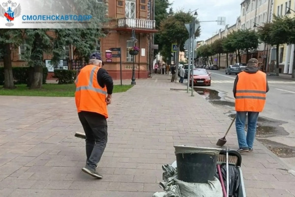 В Смоленске продолжается уборка улично-дорожной сети