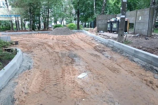 В Смоленске продолжается ремонт межквартального проезда на проспекте Строителей