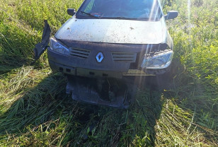 В Вяземском округе Renault Megane вылетел с автодороги
