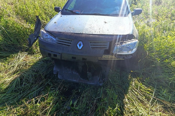 В Вяземском округе Renault Megane вылетел с автодороги