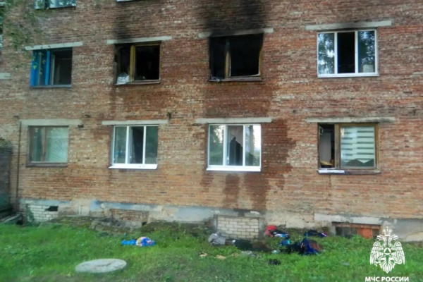 В Рославле из горящего общежития спасли 20 человек