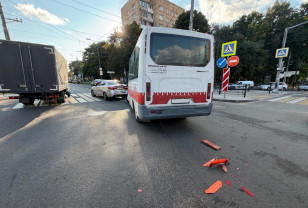 На улице Кирова в Смоленске столкнулись две машины 