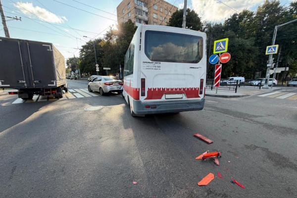 На улице Кирова в Смоленске столкнулись две машины 