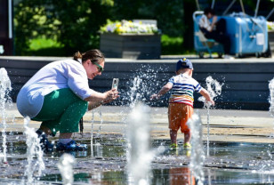 Ежегодную семейную выплату получили 1,2 млн работающих родителей
