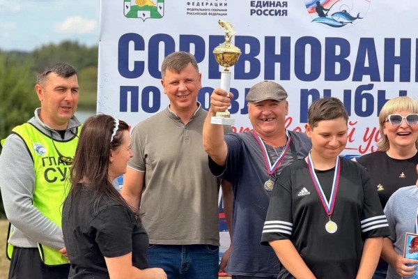 Сенатор Артём Малащенков провёл ежегодные соревнования по рыбной ловле на озере Каспля