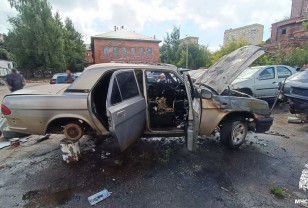В Смоленске во время ремонта загорелась легковушка