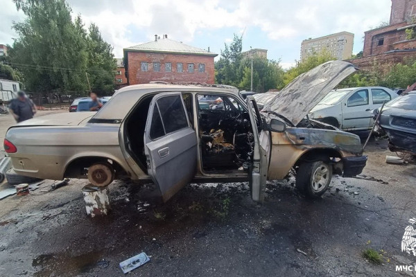 В Смоленске во время ремонта загорелась легковушка