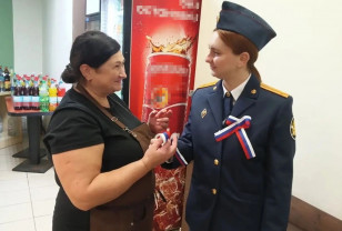 Сотрудники УФСИН поздравили жителей Сафонова с Днём флага 