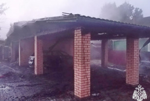 Пожар в Гагарине уничтожил гараж и два автомобиля
