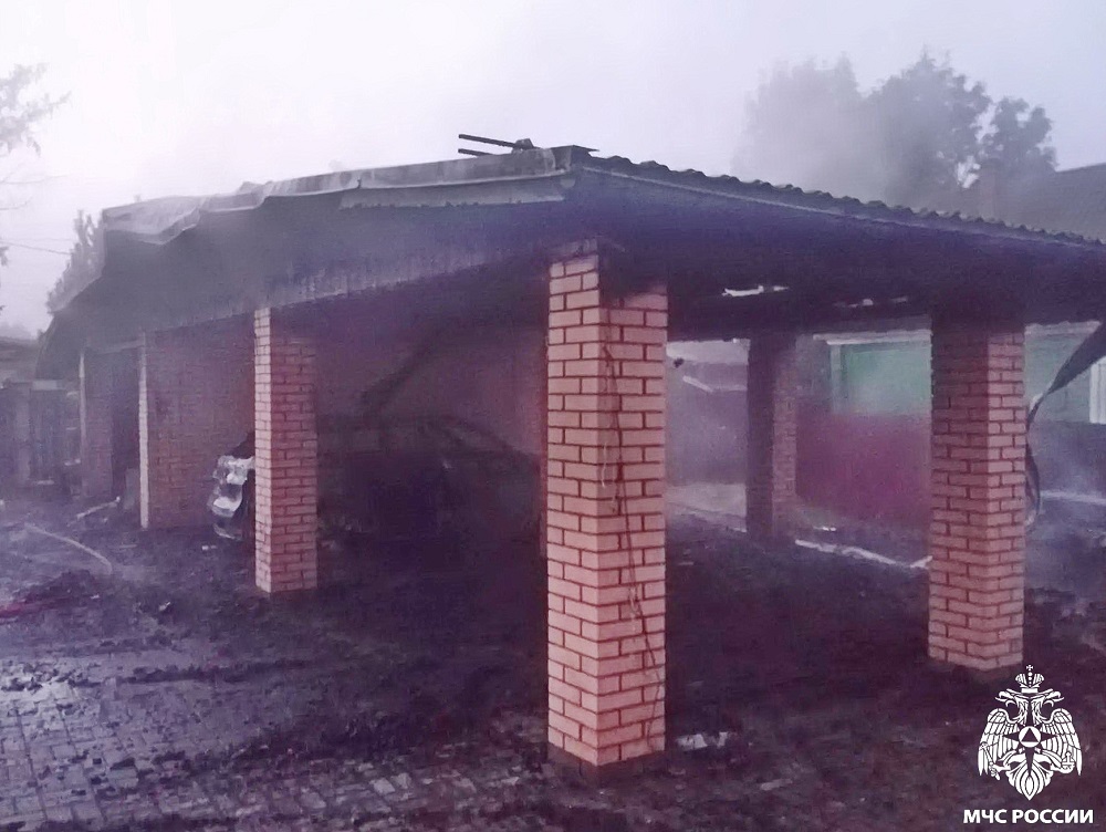 Пожар в Гагарине уничтожил гараж и два автомобиля