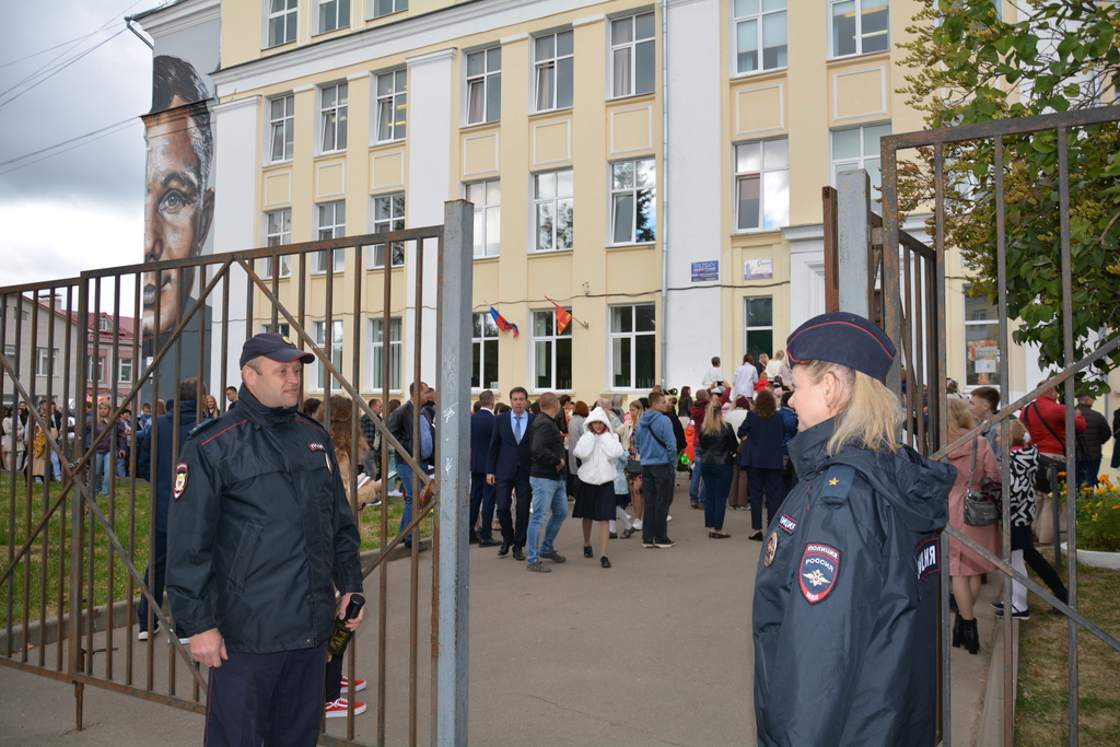 Как в Смоленской области будет обеспечена безопасность школьных линеек в этом году