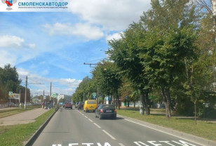 В Смоленске обновляют дорожную разметку около школ и детских садов в преддверии 1 сентября