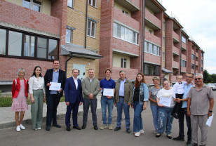«Дорогобуж» вручил ключи от новых квартир молодым специалистам
