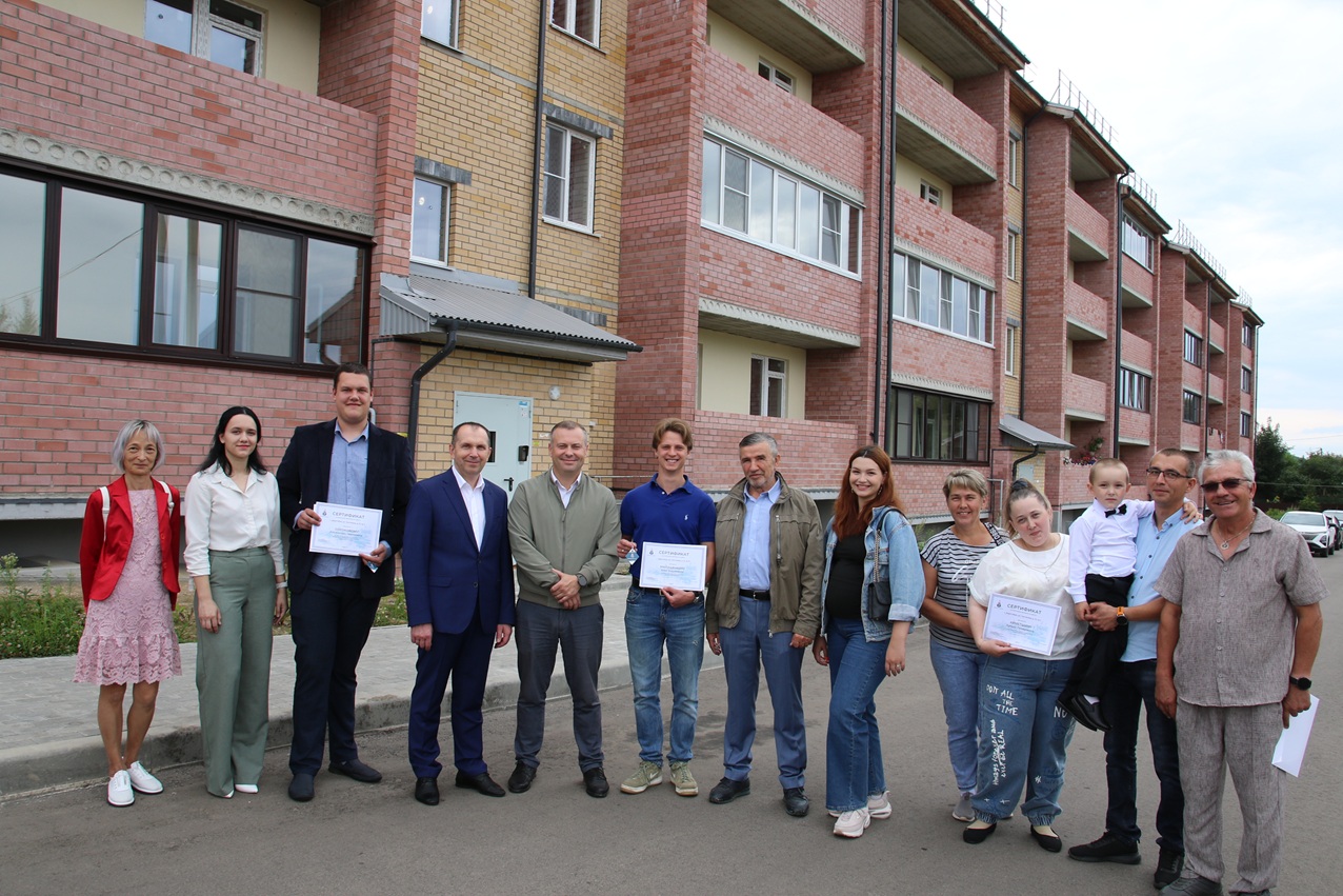 «Дорогобуж» вручил ключи от новых квартир молодым специалистам