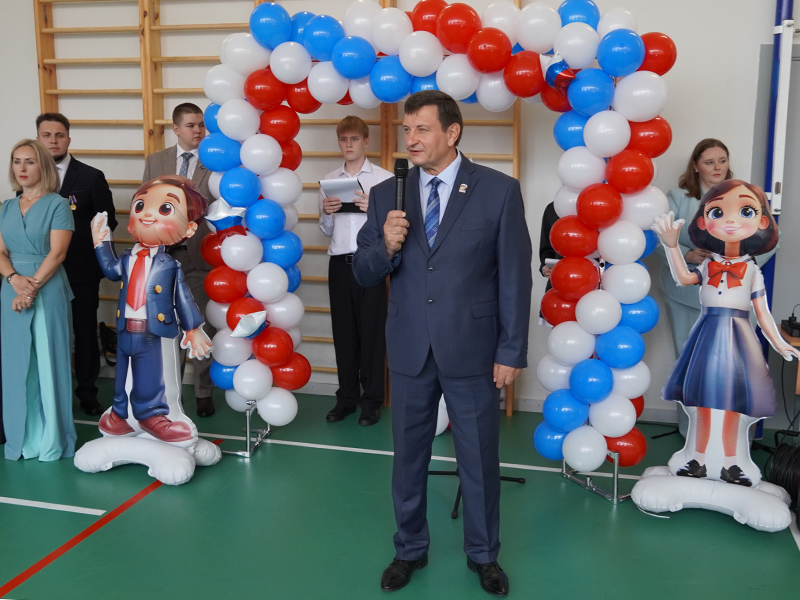 Игорь Ляхов побывал на торжественной линейке в школе № 28 города Смоленска