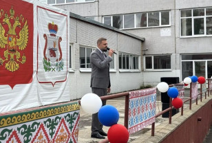 В День знаний депутат Государственной Думы Артём Туров посетил праздничную линейку в смоленской школе № 33