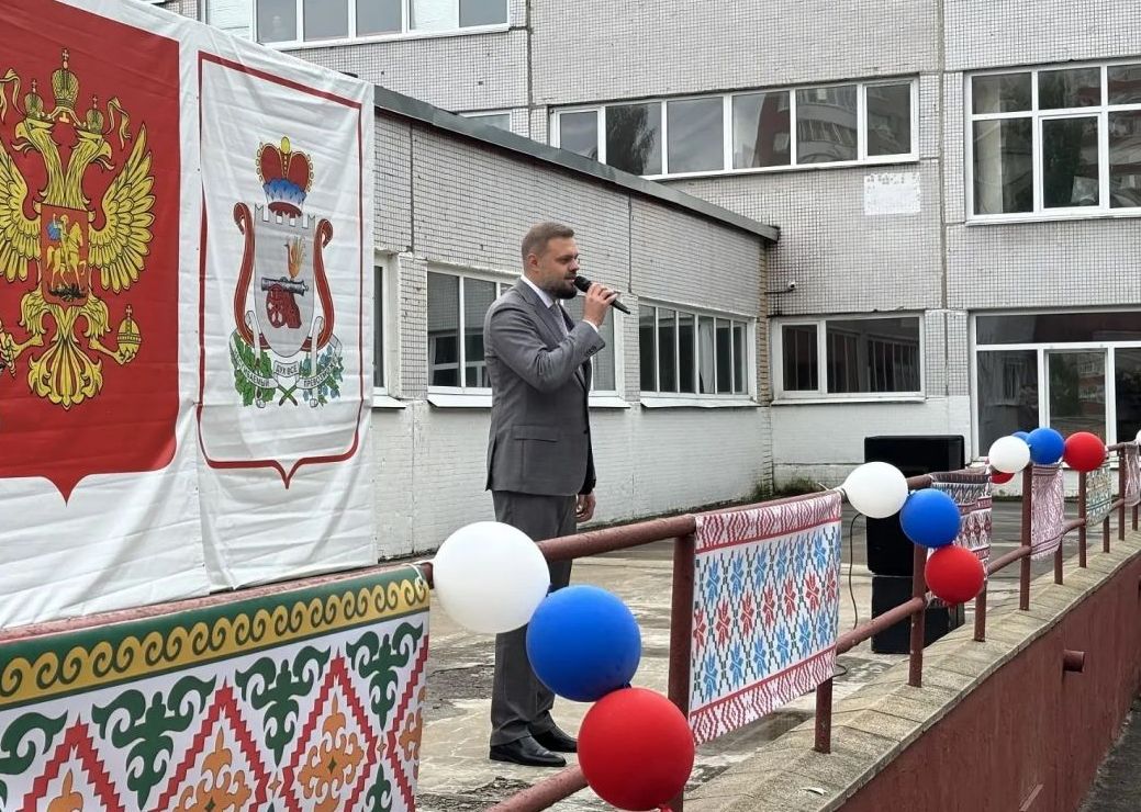 В День знаний депутат Государственной Думы Артём Туров посетил праздничную линейку в смоленской школе № 33