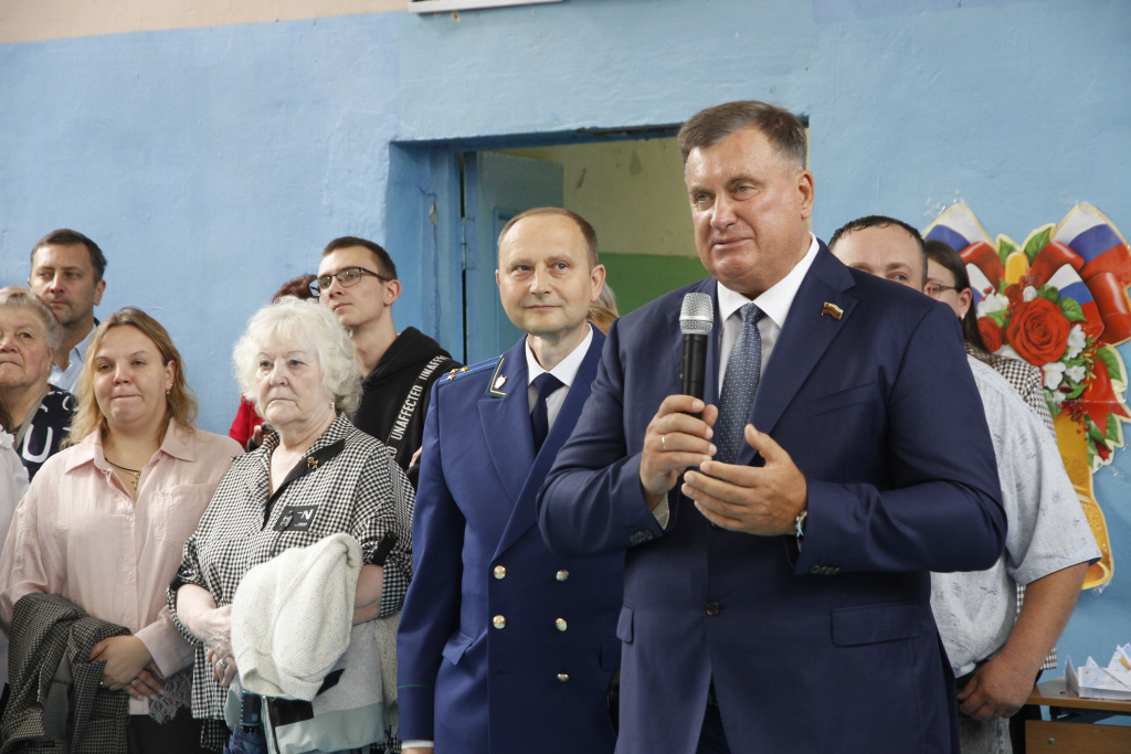 По всей Смоленщине депутаты вместе со школьниками и студентами встретили День знаний