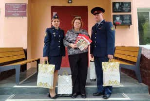 Сотрудники УФСИН передали детскому дому в Сафонове коллекцию энциклопедий 